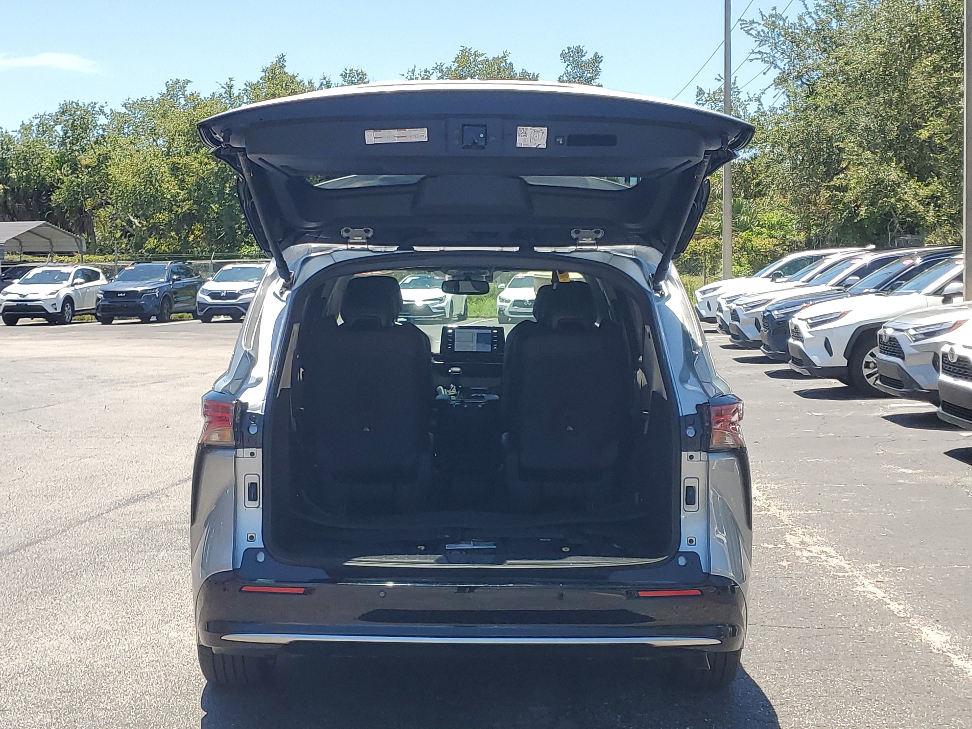 Certified 2023 Toyota Sienna Platinum FWD image 9