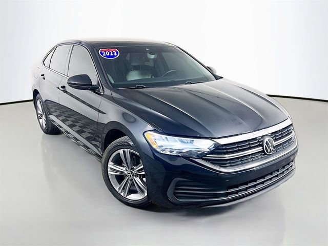 Used 2023 Volkswagen Jetta SE w/ Panoramic Sunroof Package FWD image 2