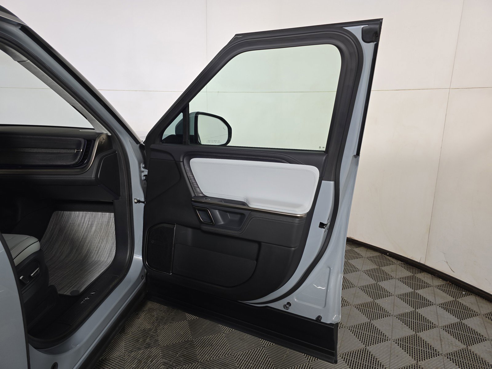 Used 2024 Rivian R1S Adventure AWD/4WD image 18