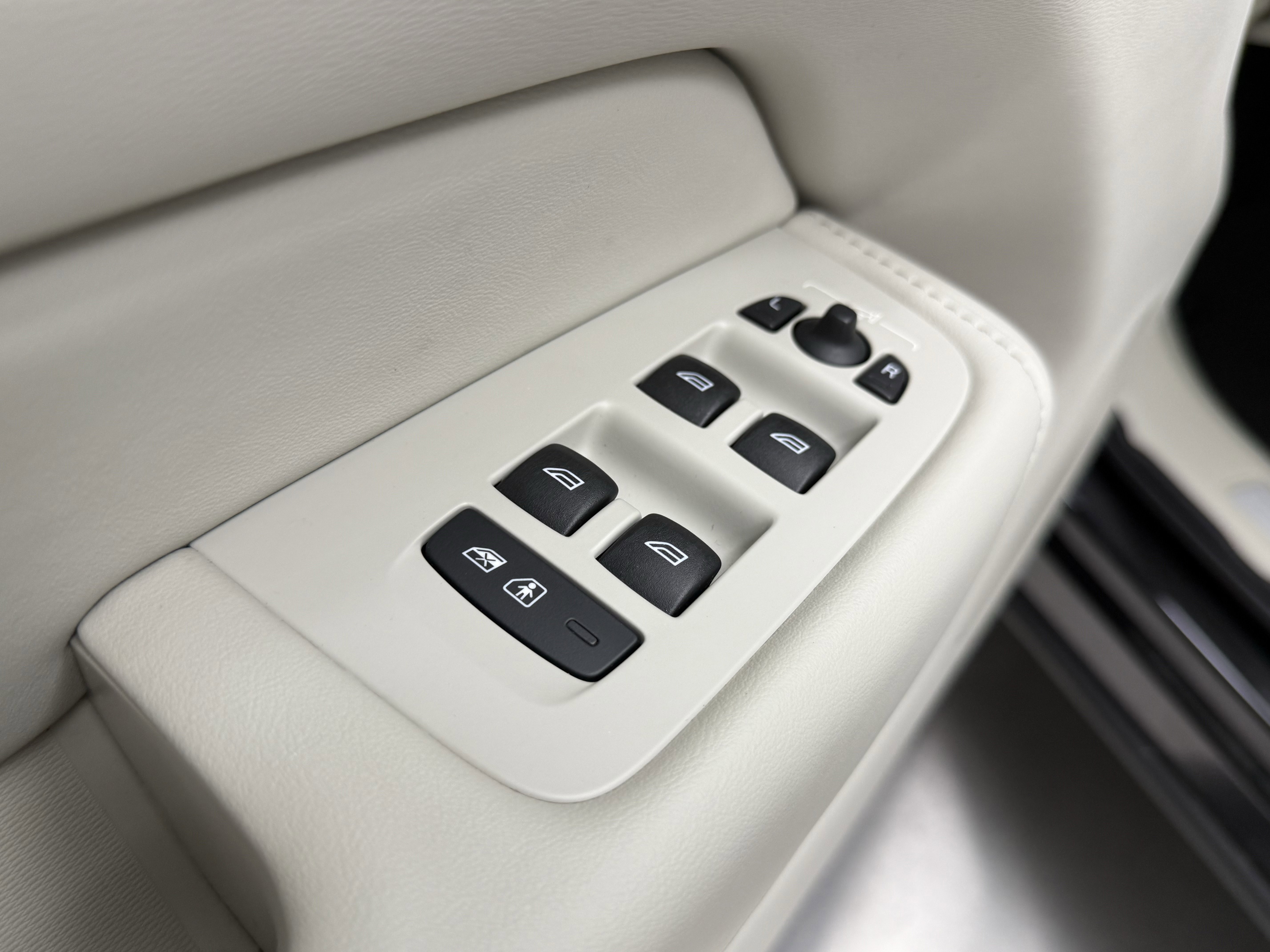 Used 2024 Volvo XC60 B5 Ultimate w/ Protection Package Premier image 11