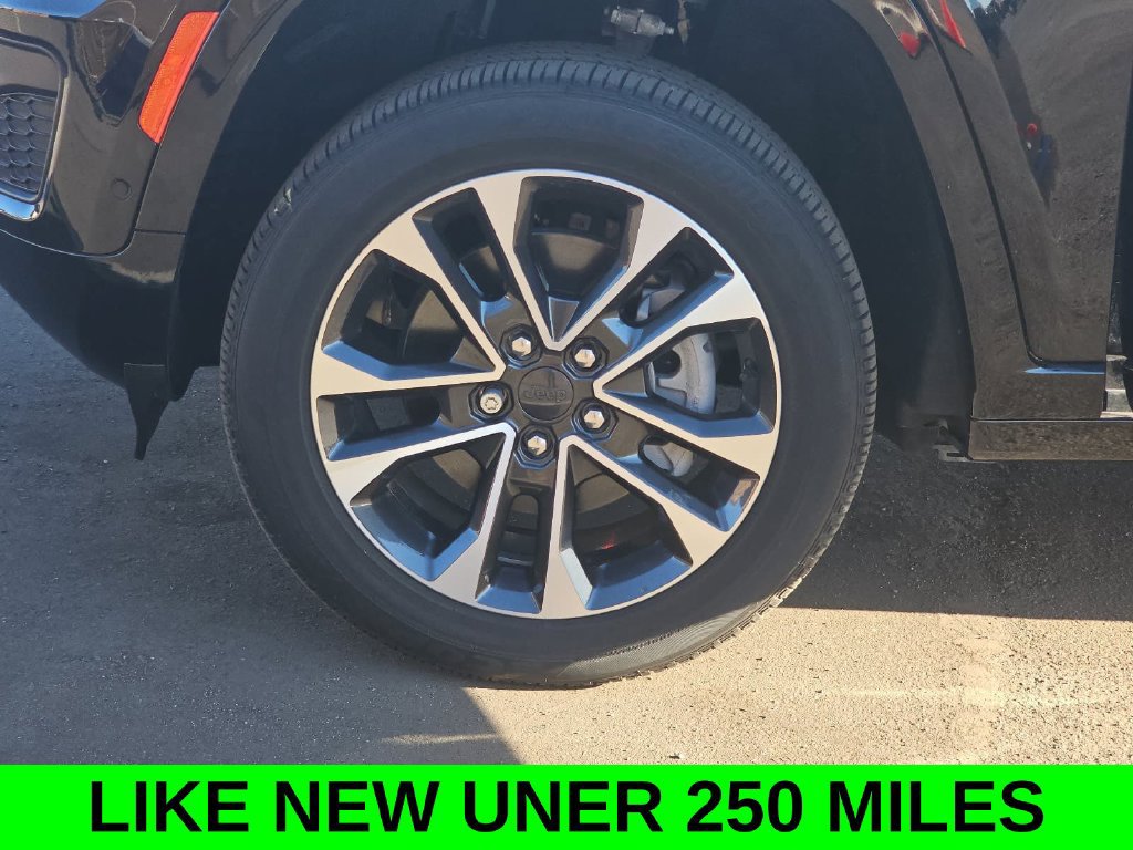 Used 2023 Jeep Grand Cherokee Overland w/ Luxury Tech Group IV AWD/4WD image 37