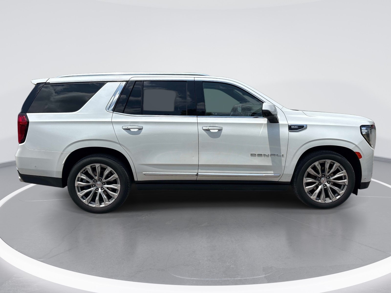 Used 2024 GMC Yukon Denali w/ Denali Reserve Package RWD image 9