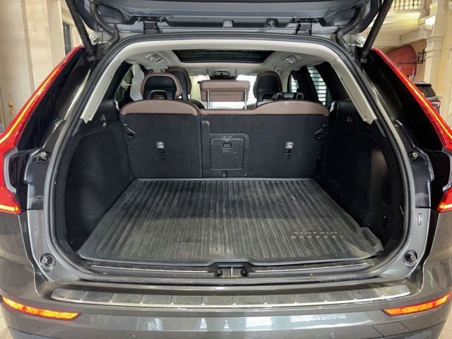 Used 2018 Volvo XC60 T5 Momentum w/ Vision Package image 16