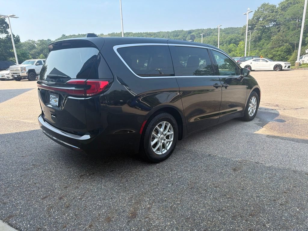 Used 2023 Chrysler Pacifica Touring-L FWD image 6