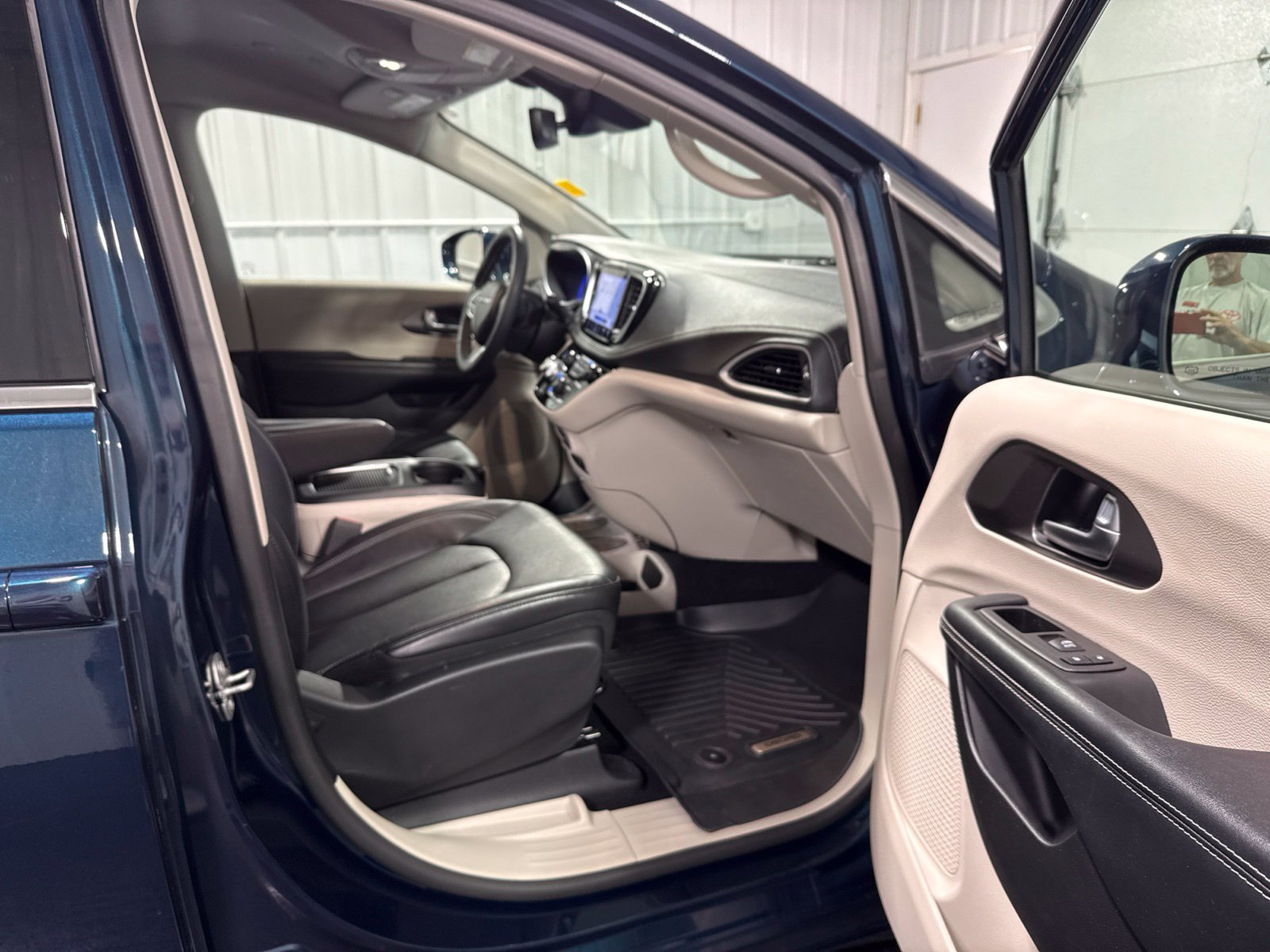 Used 2022 Chrysler Pacifica Touring-L AWD/4WD image 12
