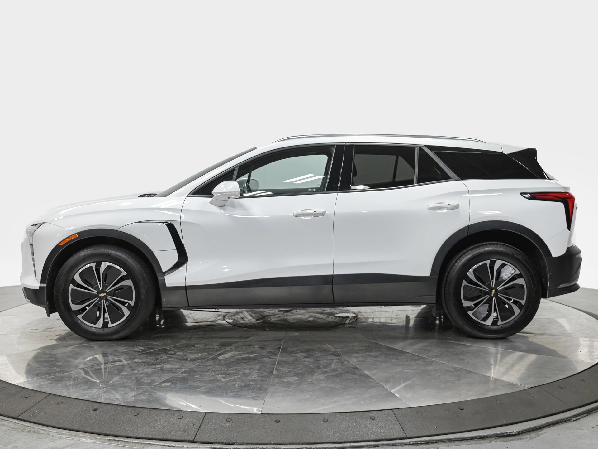 Used 2024 Chevrolet Blazer EV LT AWD/4WD image 2