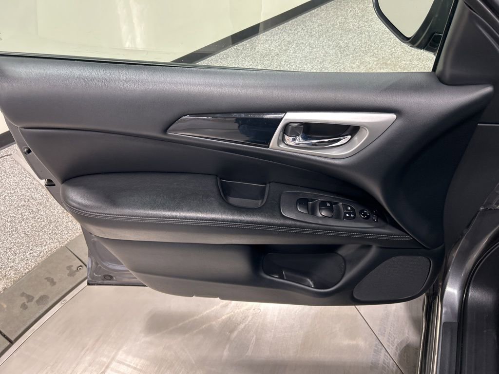 Used 2020 Nissan Pathfinder S image 13