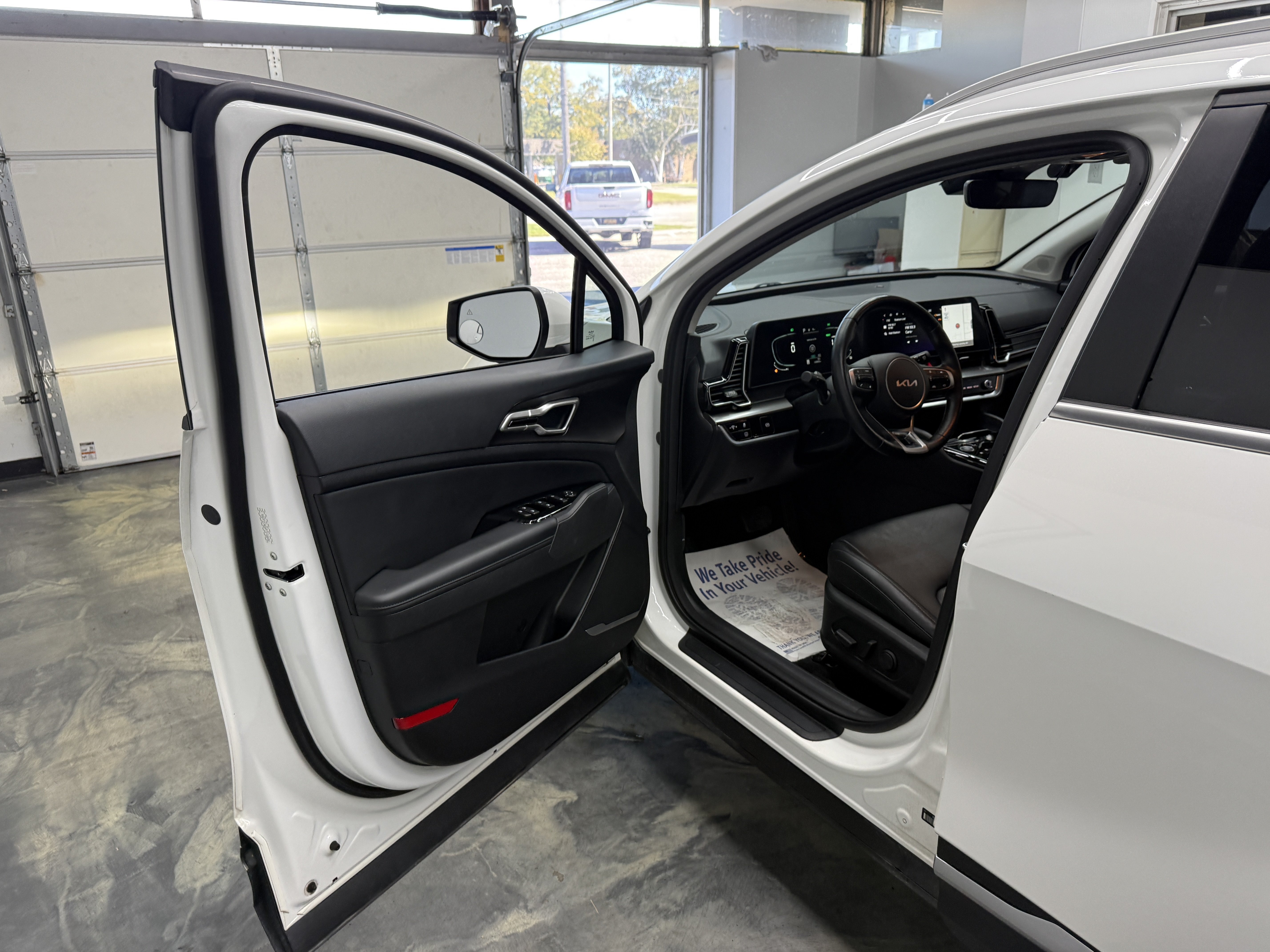 Used 2023 Kia Sportage EX AWD/4WD image 8