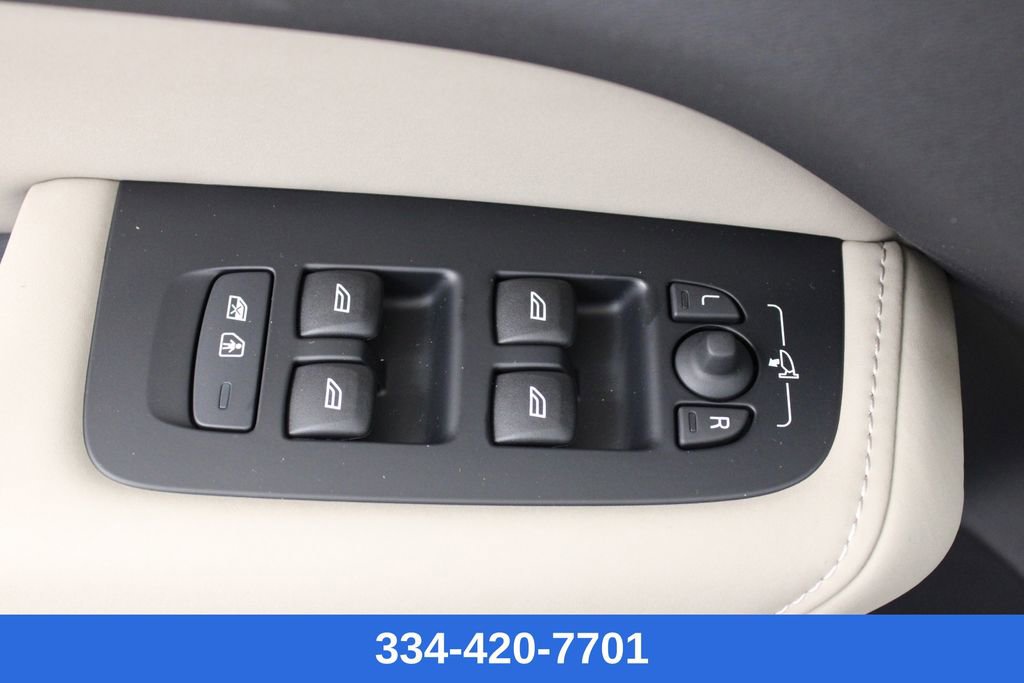 New 2026 Volvo XC60 B5 Plus w/ Protection Package Premier image 17