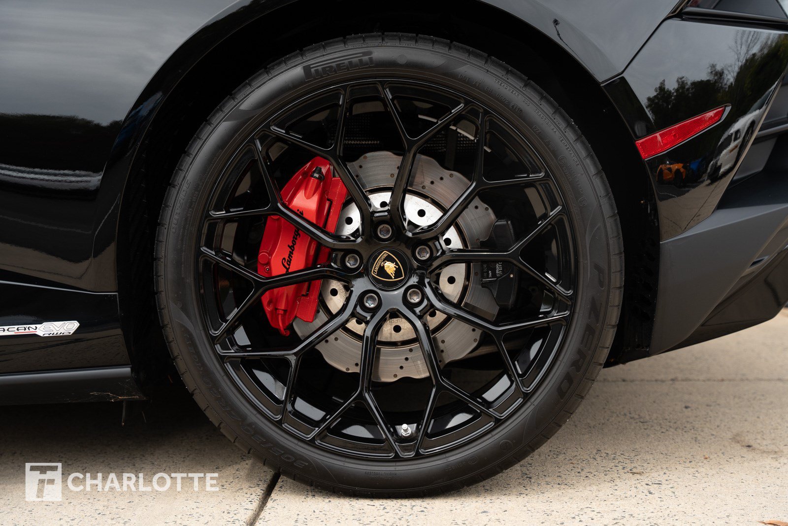 Used 2020 Lamborghini Huracan EVO RWD image 9