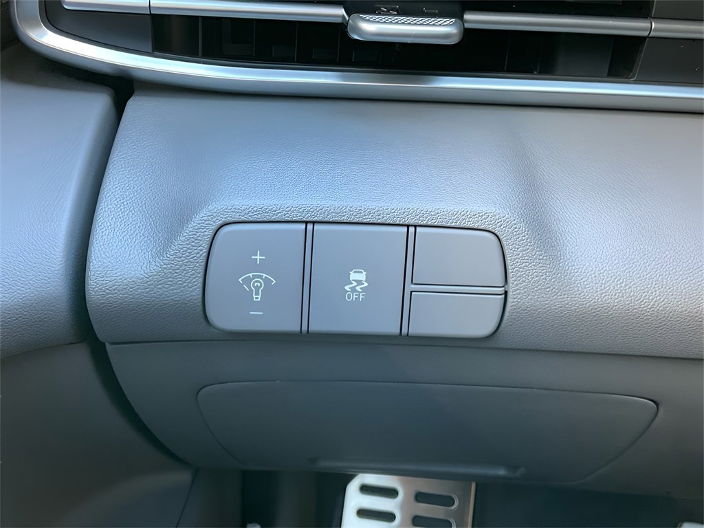 Certified 2025 Hyundai Elantra Sport image 28