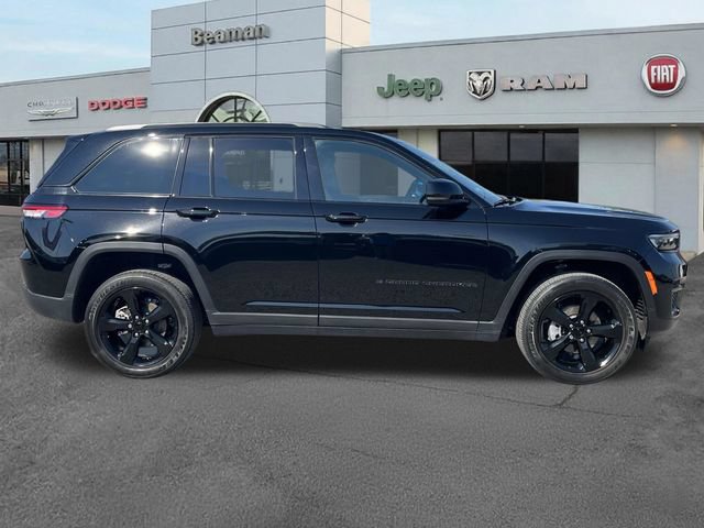 Used 2024 Jeep Grand Cherokee Altitude AWD/4WD image 8