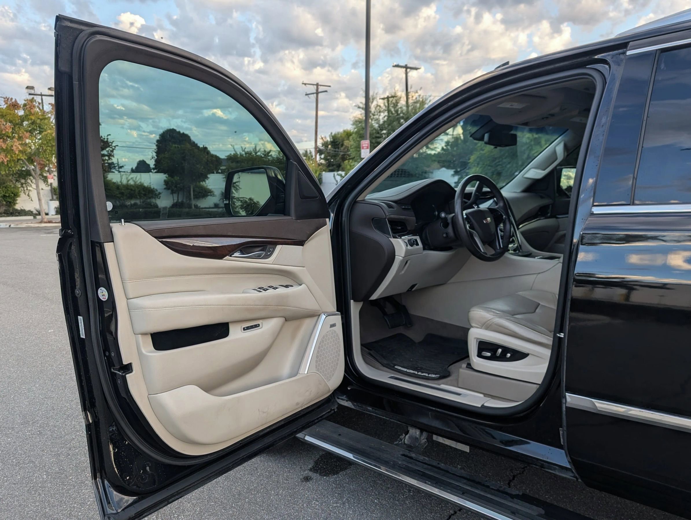 Used 2017 Cadillac Escalade Premium Luxury image 22