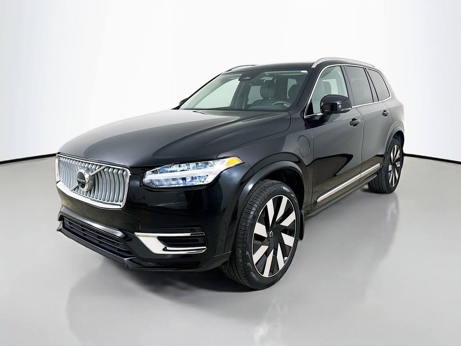 Used 2025 Volvo XC90 T8 Plus w/ Protection Package Premier AWD/4WD video 1