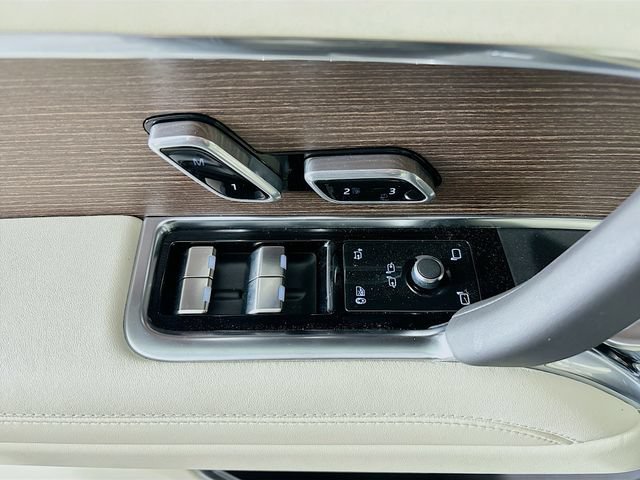 New 2026 Land Rover Range Rover Long Wheelbase SE AWD/4WD image 19