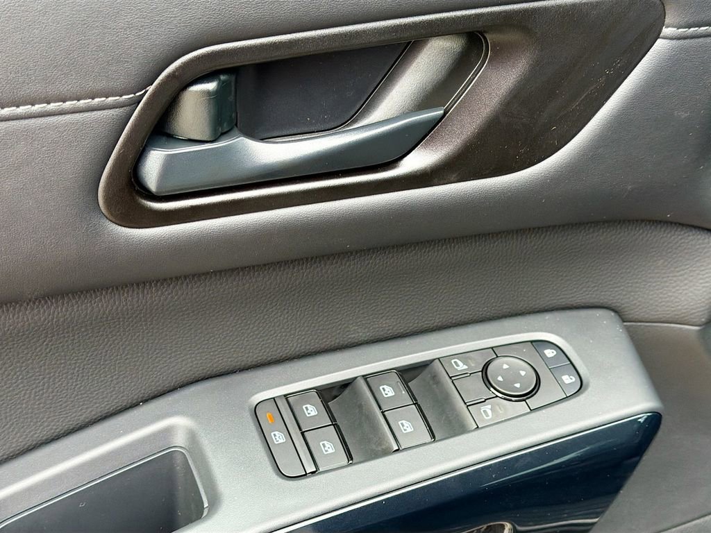 New 2025 Nissan Pathfinder SV w/ Black Appearance Package image 18