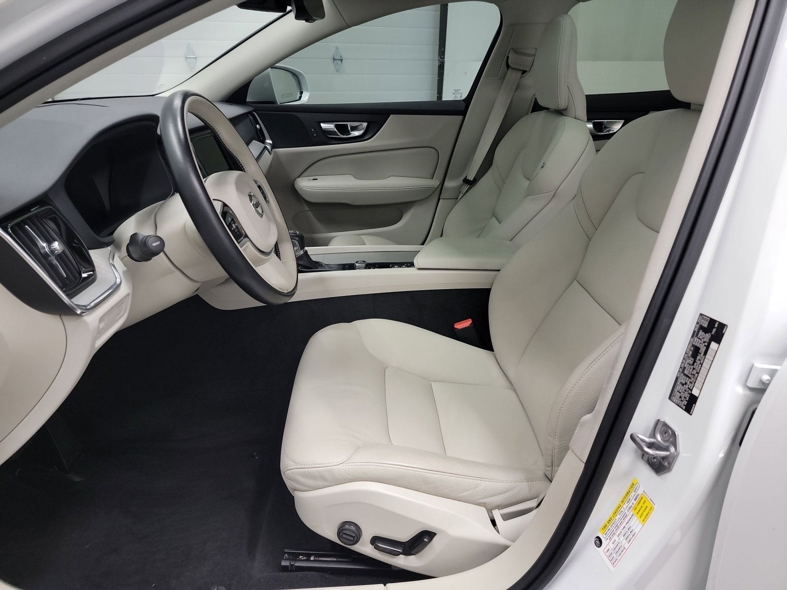 Used 2021 Volvo V60 T5 Cross Country image 12