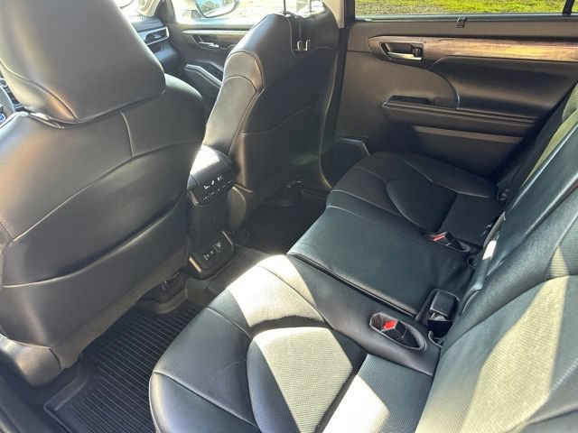 Used 2021 Toyota Highlander Limited AWD/4WD image 16