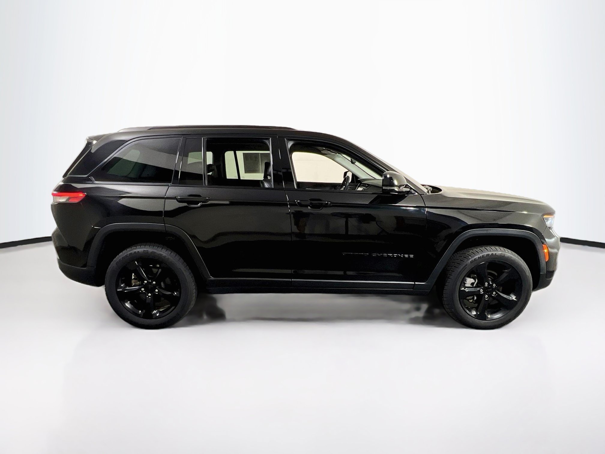 Used 2023 Jeep Grand Cherokee Limited w/ Black Appearance Package AWD/4WD image 4