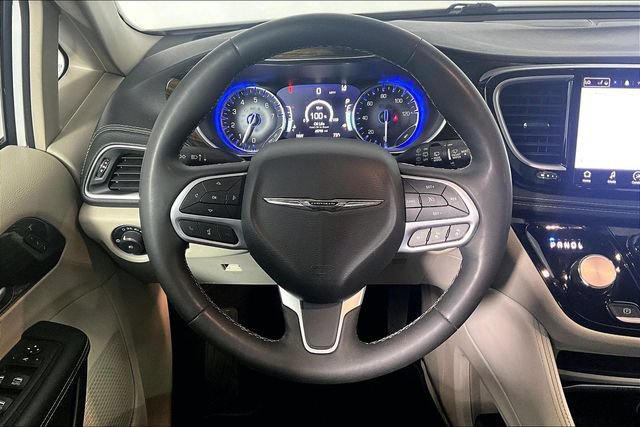 Used 2023 Chrysler Pacifica Limited FWD image 5