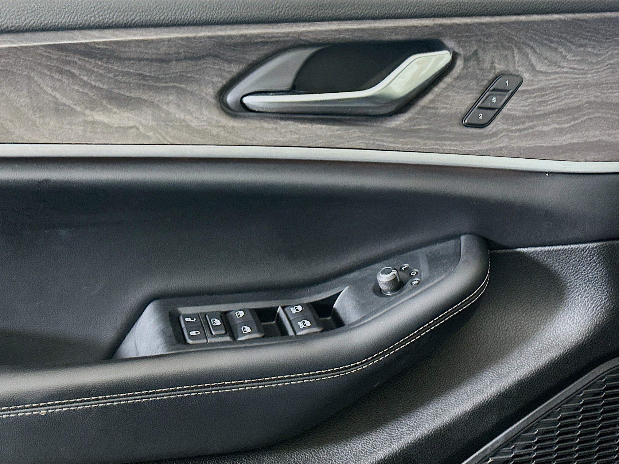 Used 2023 Jeep Grand Cherokee L Limited AWD/4WD image 15