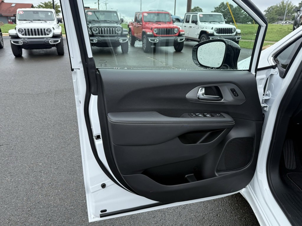 New 2026 Chrysler Pacifica Select image 13