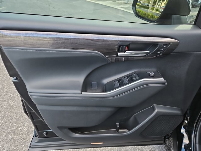 New 2025 Toyota Highlander Platinum image 19