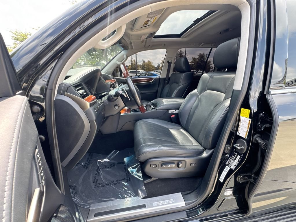 Used 2021 Lexus LX 570 4WD w/ Luxury Package image 19