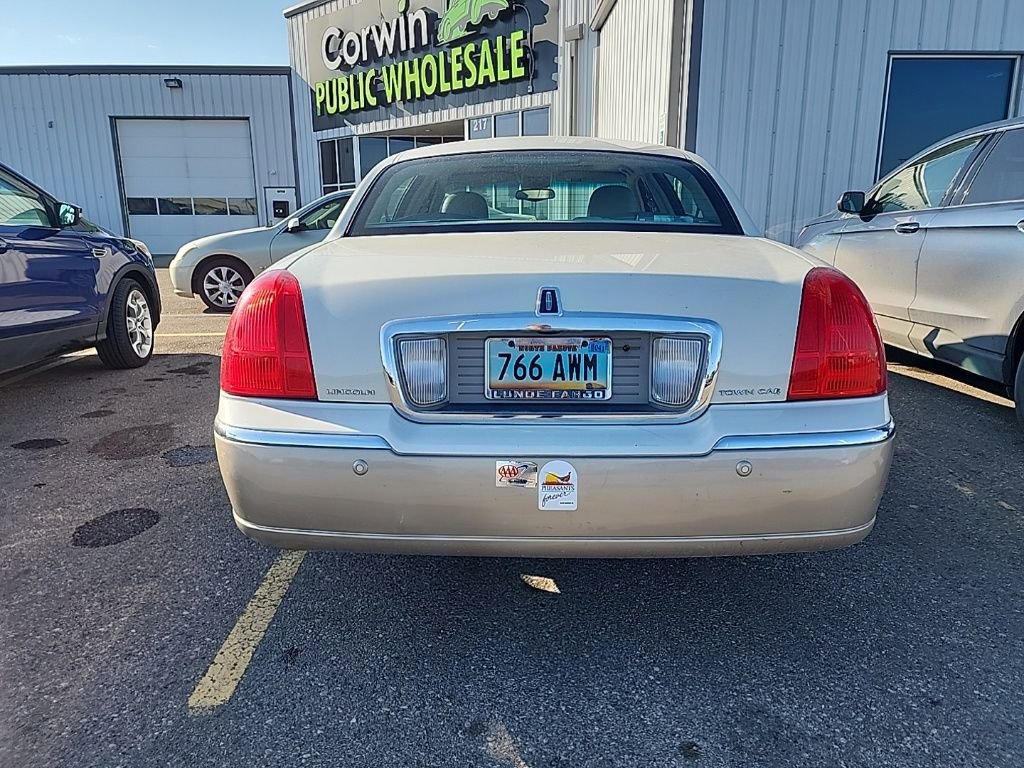Used 2005 Lincoln Town Car Signature Limited image 6