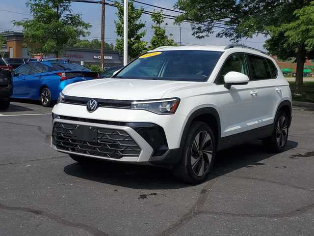 Used 2025 Volkswagen Taos SE AWD/4WD image 2