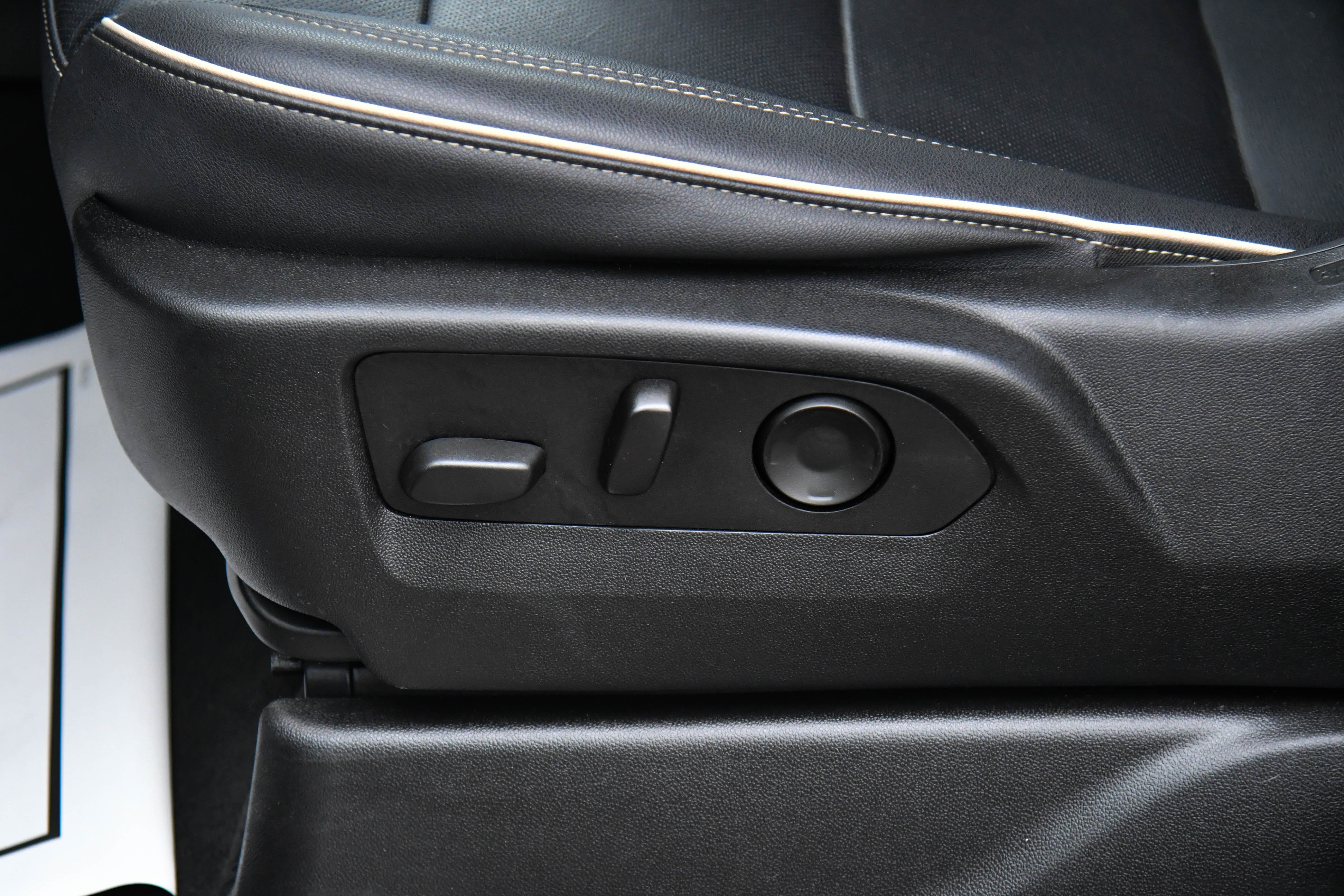 Used 2023 Chevrolet Suburban Premier image 17