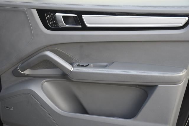Used 2022 Porsche Cayenne Platinum Edition image 34