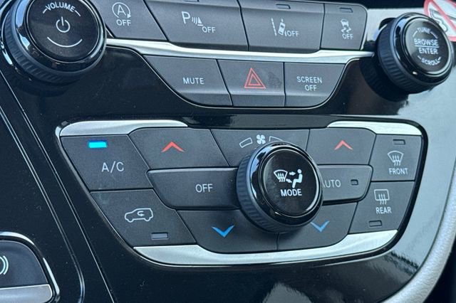 Used 2023 Chrysler Pacifica Touring-L image 29