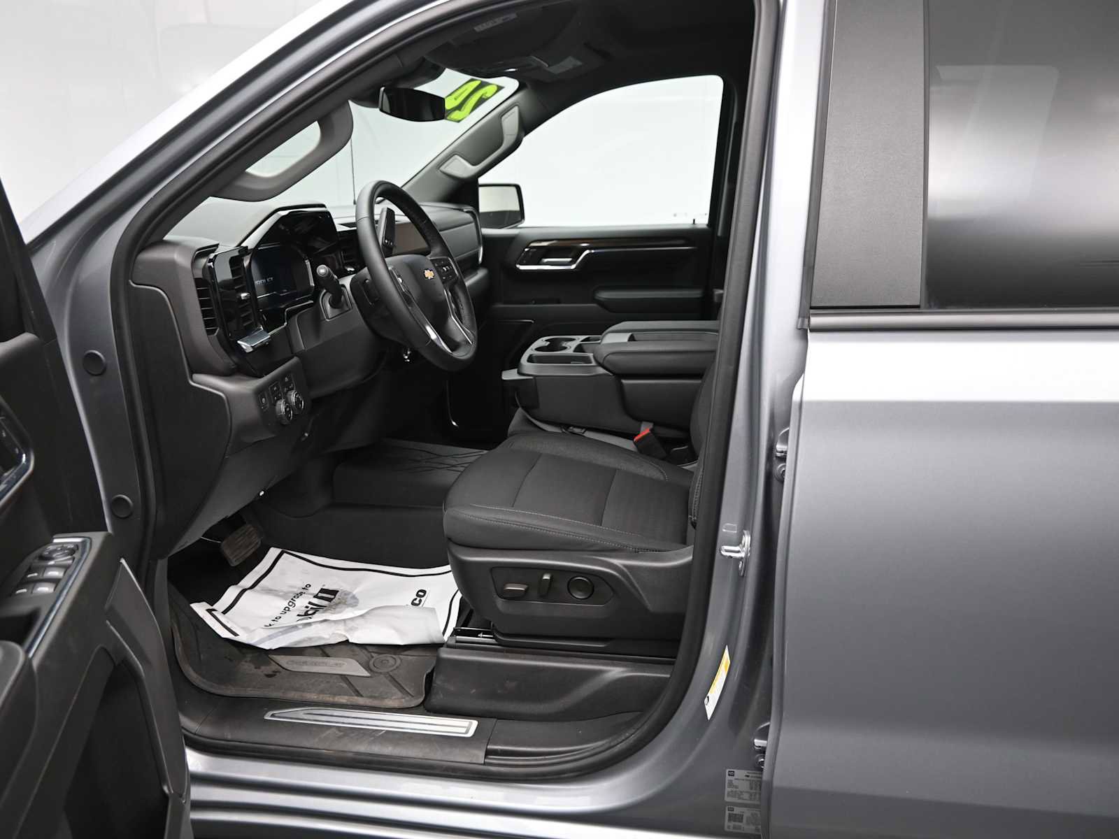 Used 2024 Chevrolet Silverado 1500 LT AWD/4WD image 5