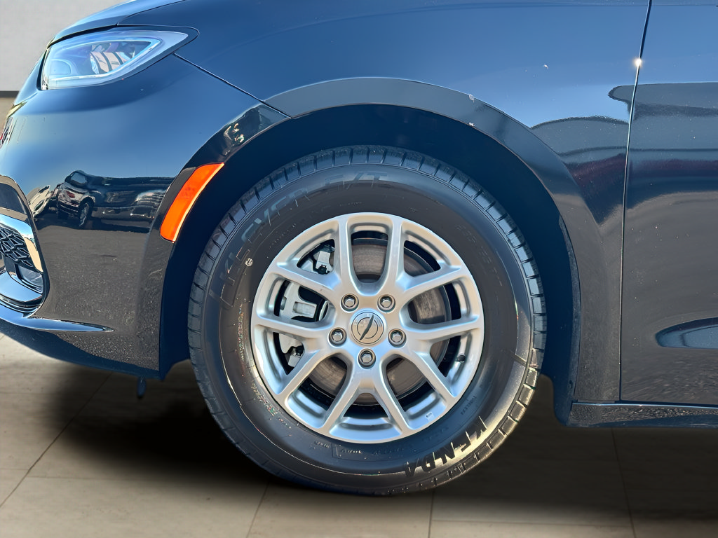 Used 2025 Chrysler Pacifica Select FWD image 32
