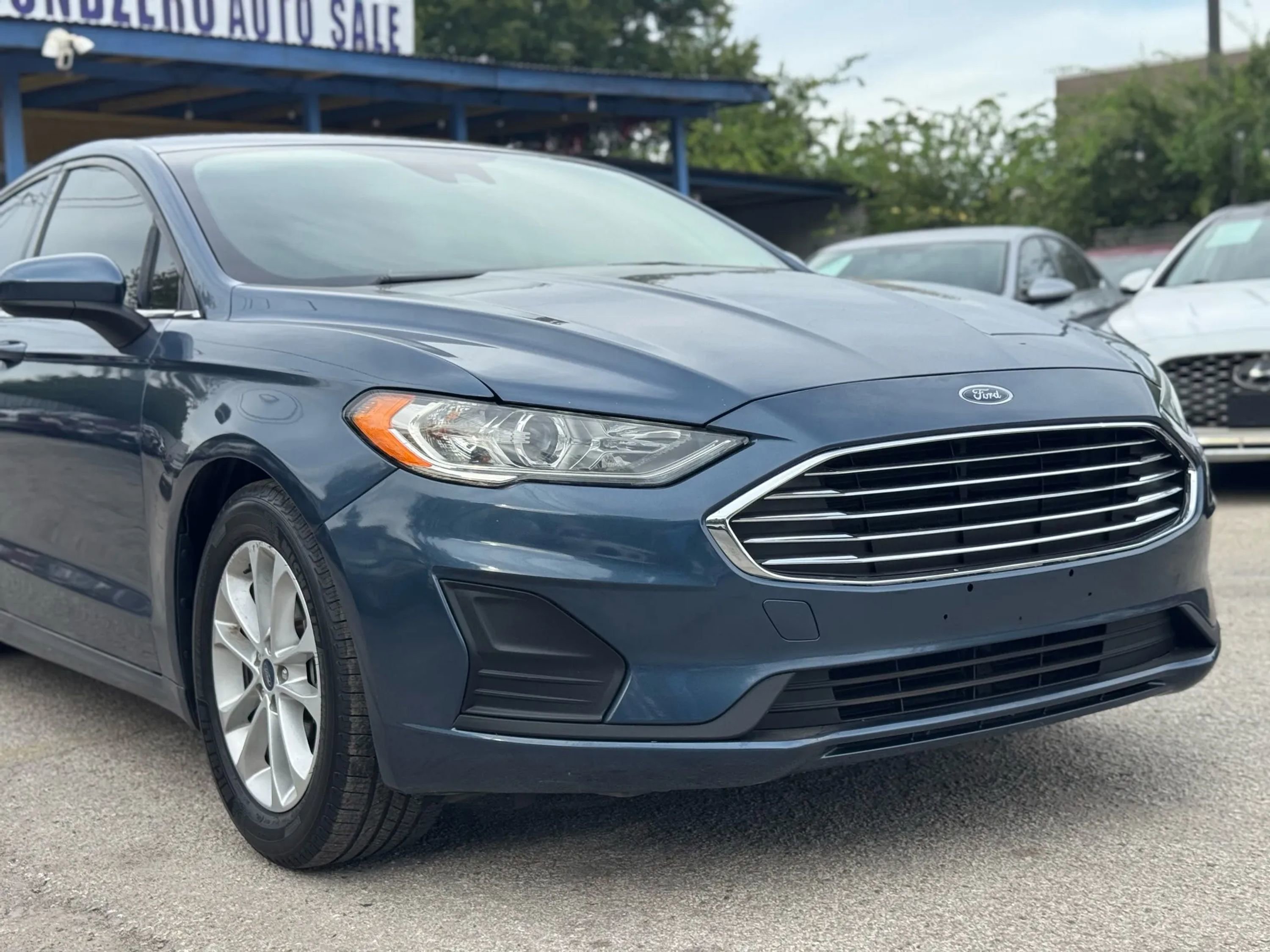 Used 2019 Ford Fusion SE image 2