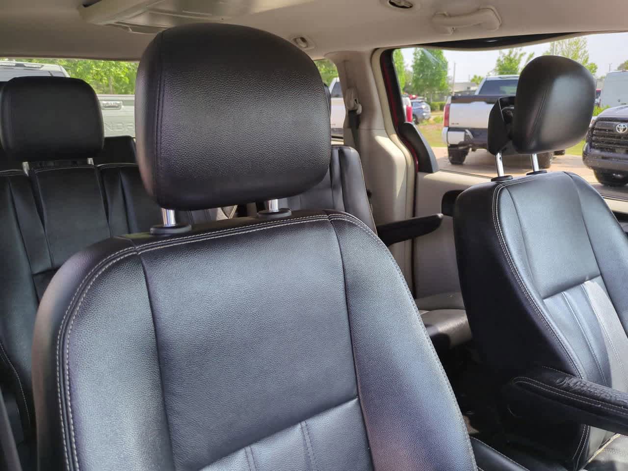 Used 2014 Chrysler Town & Country Touring FWD image 7
