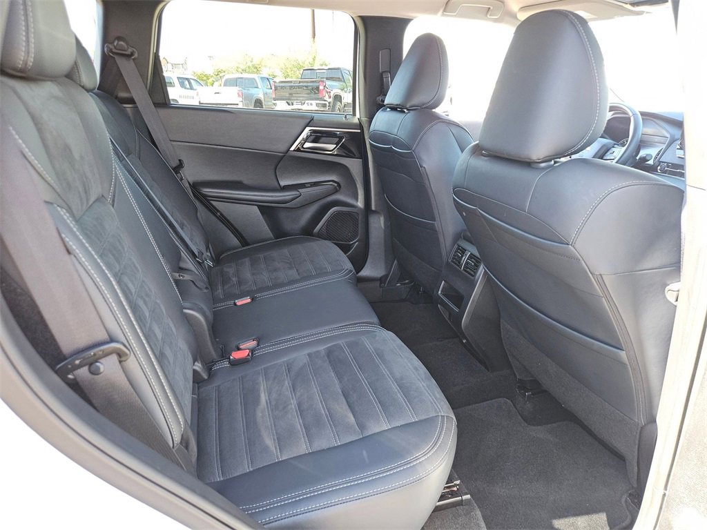 Used 2024 Mitsubishi Outlander SE Black Edition image 27