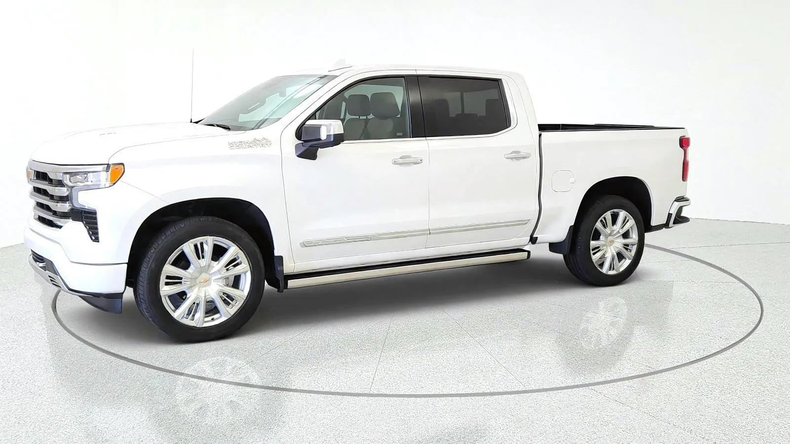 Used 2023 Chevrolet Silverado 1500 High Country w/ High Country Premium Package AWD/4WD image 4