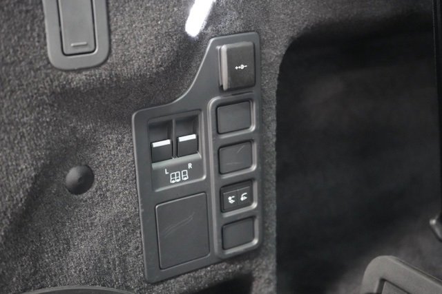 Used 2024 Land Rover Discovery Dynamic SE image 36