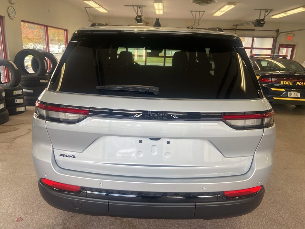 New 2025 Jeep Grand Cherokee Altitude image 11
