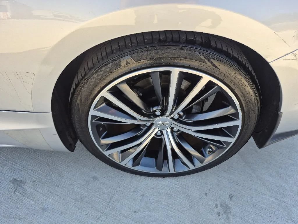 Used 2017 INFINITI Q60 2.0t w/ Moonroof Package RWD image 9