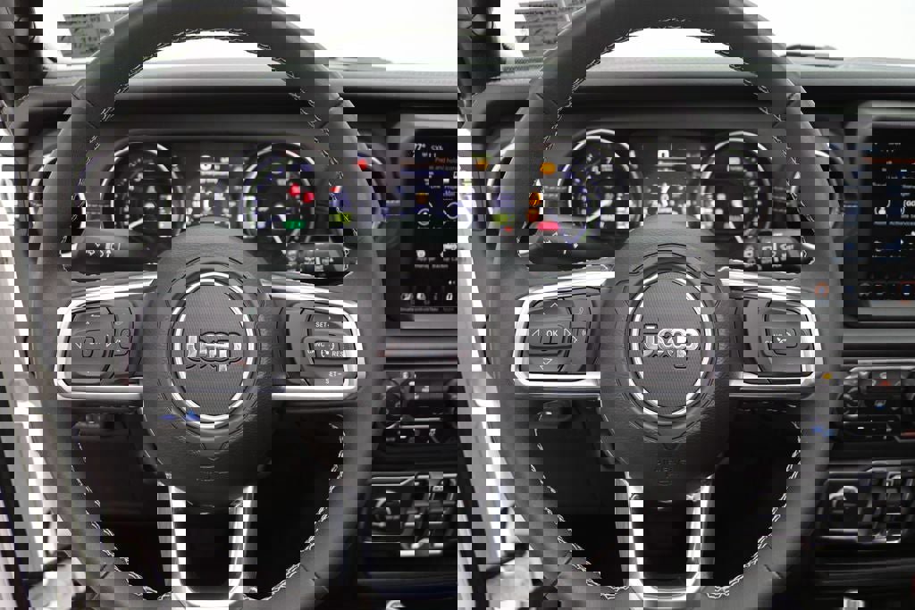 Used 2023 Jeep Wrangler Unlimited Sahara image 16