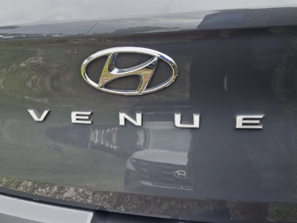 Certified 2023 Hyundai Venue Limited w/ Cargo Package FWD image 9