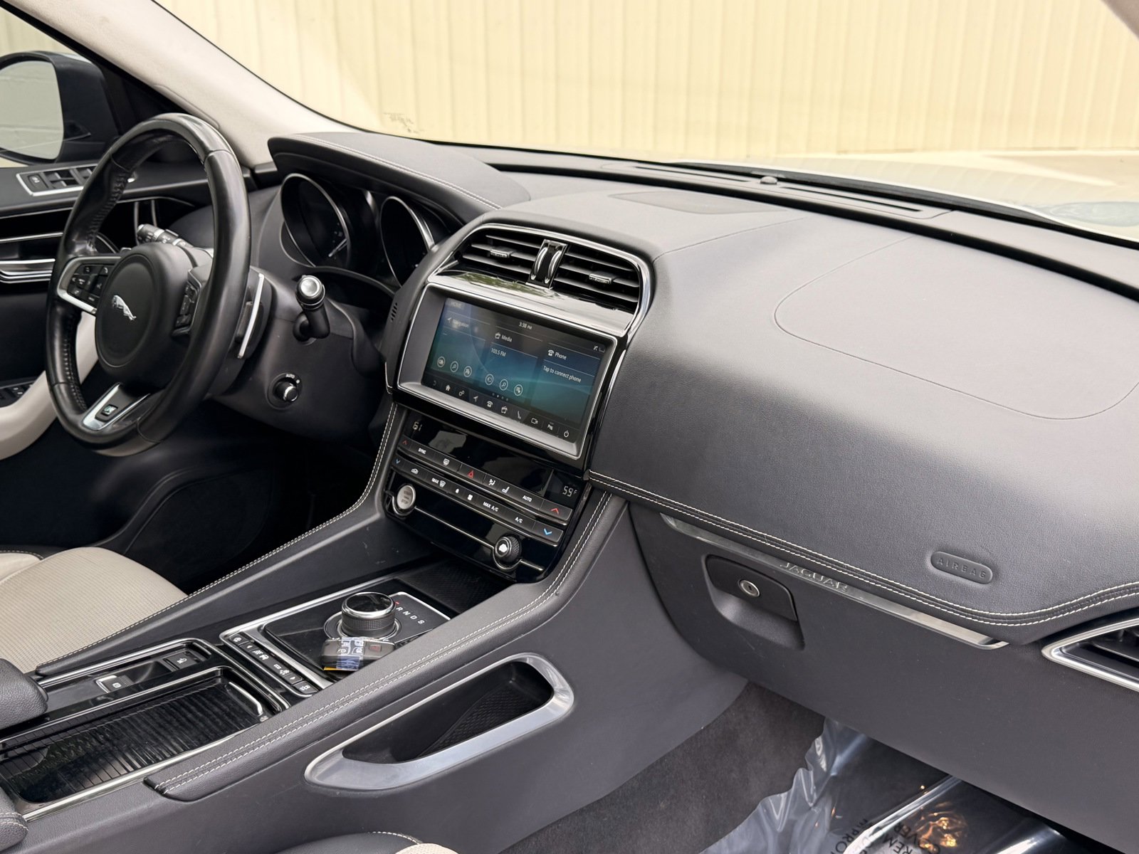 Used 2019 Jaguar F-PACE R-Sport image 28