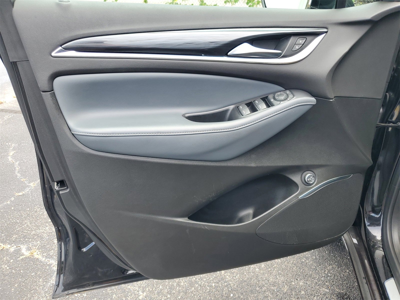 Used 2022 Buick Enclave Essence image 8