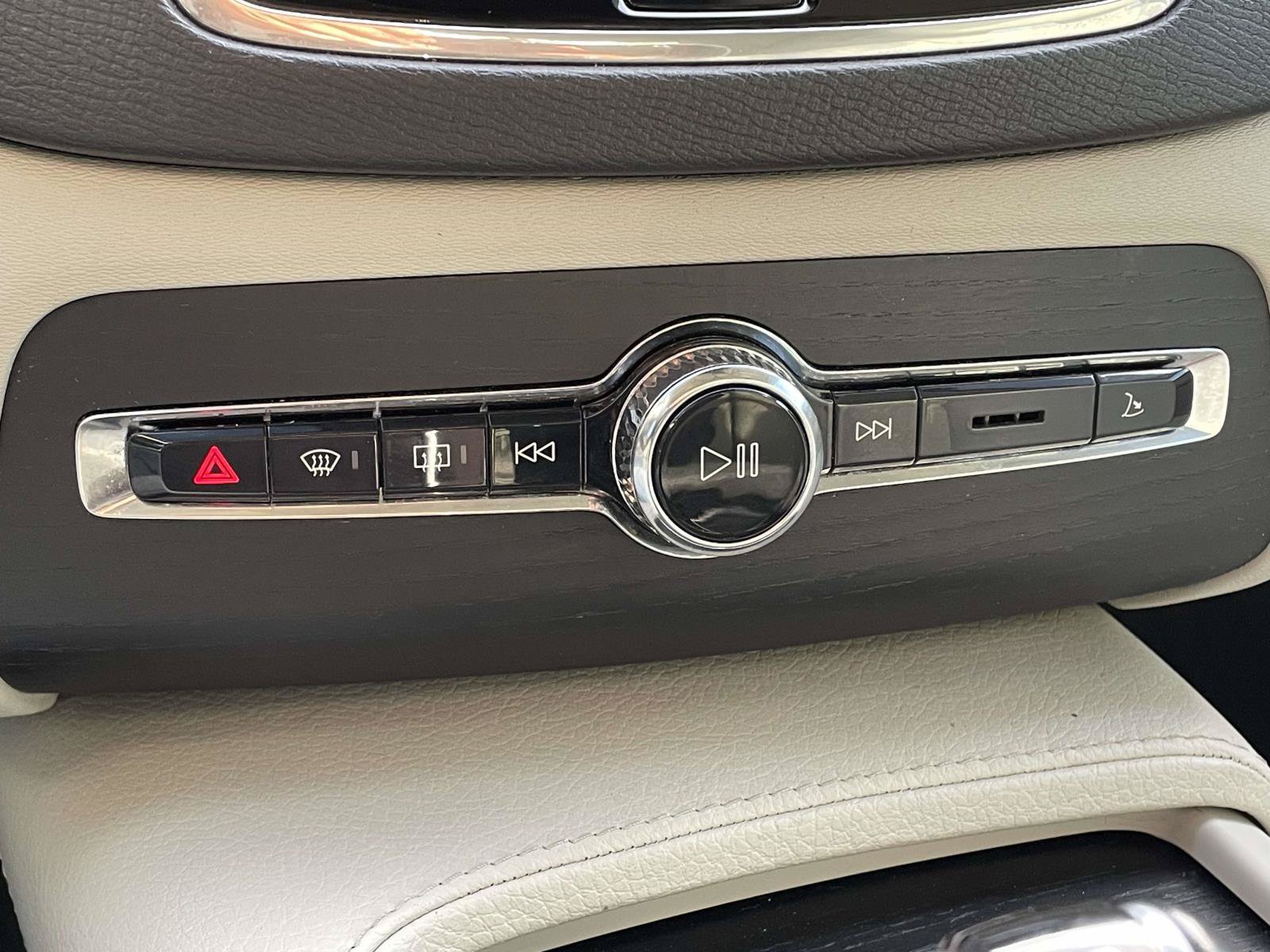 Used 2020 Volvo XC90 T5 Momentum w/ Protection Package Premier FWD image 19