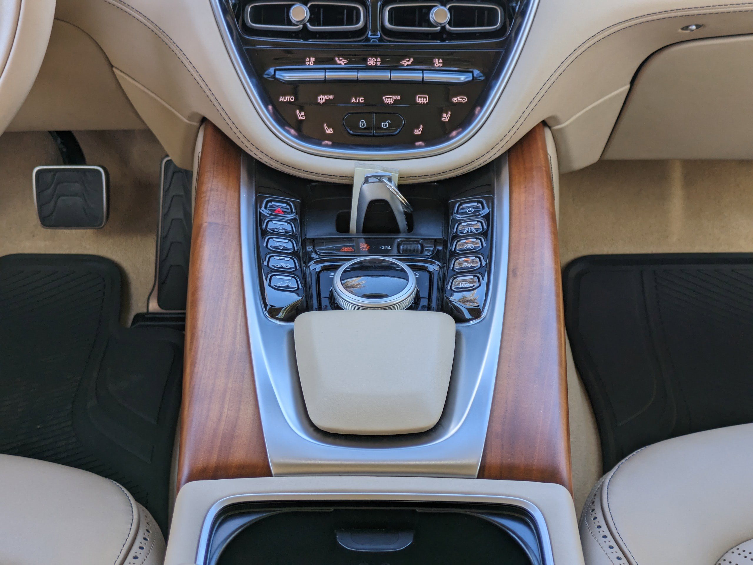 Used 2024 Aston Martin DBX AWD/4WD image 22