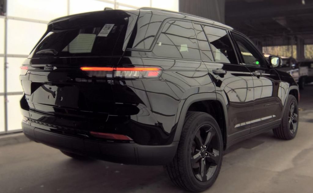 Used 2024 Jeep Grand Cherokee Altitude AWD/4WD image 3
