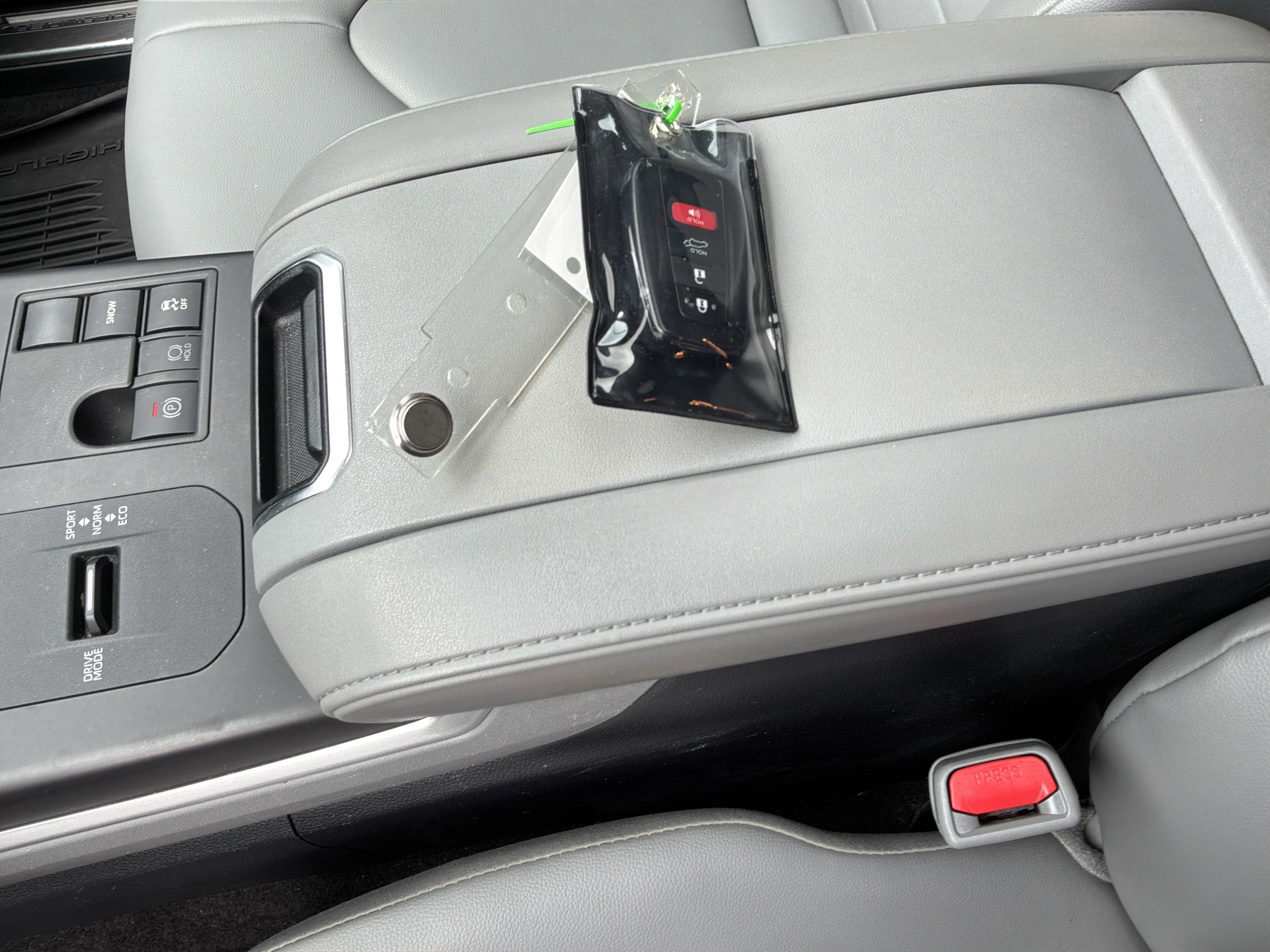 Used 2023 Toyota Highlander XLE FWD image 38